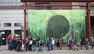 Schüler*innen der Karlschule auf dem Weg zur Pressekonferenz zur Bildungspartnerschaft  Eine Schulklasse draußen vor dem Ruhr Museum laufen mit ihren Lehrer*innen in Richtung Kohlenwäsche.