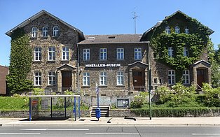Das Mineralien-Museum in Essen-Kupferdreh Außenansicht des Mineralien-Museums bei blauem Himmel.