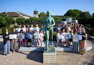 Die Klasse 2b der Schule an der Waldlehne präsentiert mit dem Projektteam die neue Schatzkarte.