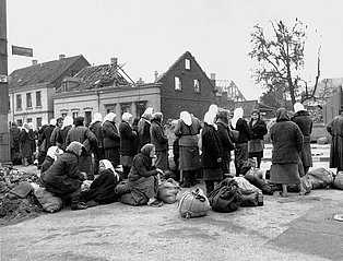 Ankommende ukrainische Zwangsarbeiterinnen in der Ellernstraße, Essen, um 1942 Ankommende ukrainische Zwangsarbeiterinnen in der Ellernstraße, Essen, um 1942