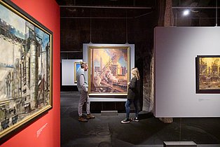 Besucher:innen in der Sonderausstellung des Ruhr Museums "Das Land der tausend Feuer. Industriebilder aus der Sammlung Ludwig Schönefeld"