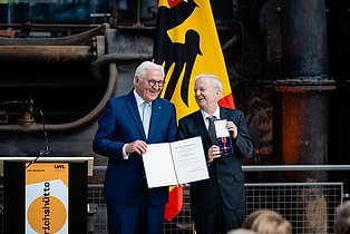 Bundespräsident Frank-Walter Steinmeier verleiht Prof. Heinrich Theodor Grütter das Bundesverdienstkreuz Foto zeigt den Bundespräsident der Bundesrepublik Deutschland, Frank-Walter Steinmeier, mit der Urkunde in der Hand und Prof. Heinrich Theodor Grütter mit dem Bundesverdienstkreuz in der Hand bei der Verleihung eben dieser in Hattingen am 24.9.2026.