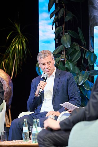 Dietmar Osses spricht bei der Eroeffnung der Sonderausstellung "überLeben in der Eiszeit" auf der Bühne.