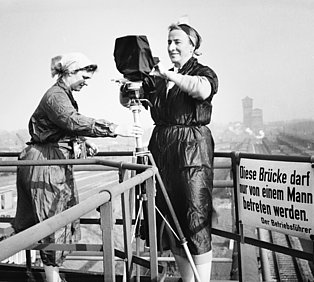 Ruth Hallensleben mit Waltraud Kreiensen bei der Arbeit, Ruhrgebiet 1958